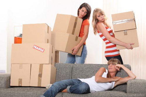 Sturdy moving boxes and wrapping materials for local Hampstead relocations
